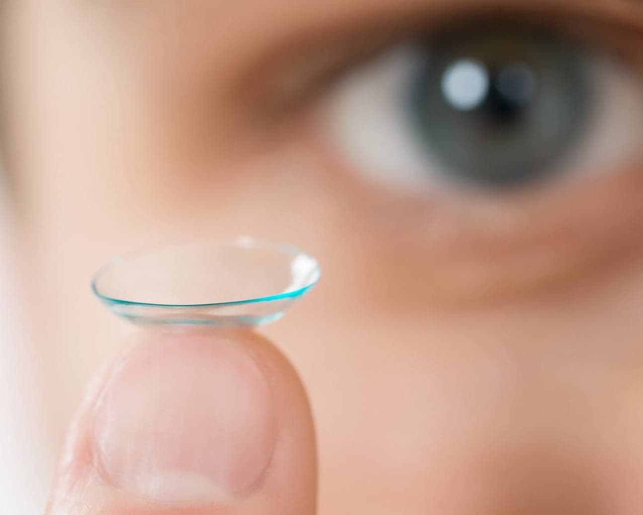 Applying multifocal contact lens